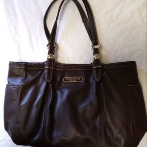 Coach woman's leather shoulder purse.  Briwn F15147